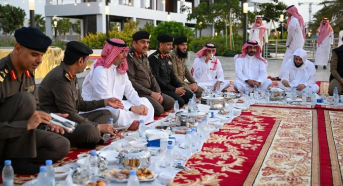 محافظ جدة يشارك رجال الأمن إفطار رمضان تقديراً لجهودهم