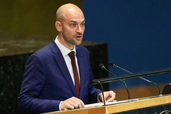 أزمة دبلوماسية بين باريس وواشنطن وتجميد الاتصالات مع السفير الأمريكي