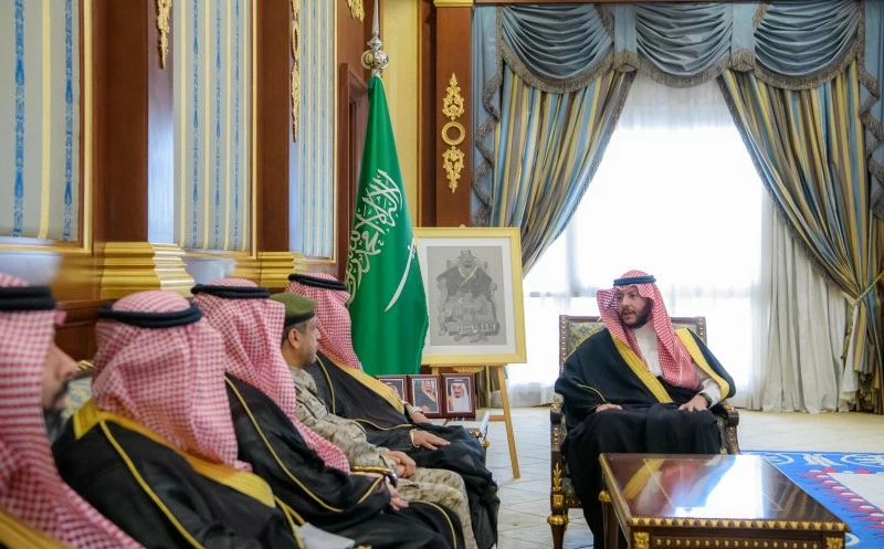 نائب أمير المدينة المنورة خلال اجتماعه مع قيادات القطاع الصحي