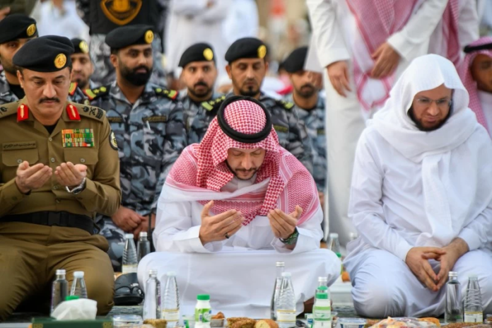 نائب أمير المدينة يشارك رجال الأمن إفطارهم بالمسجد النبوي