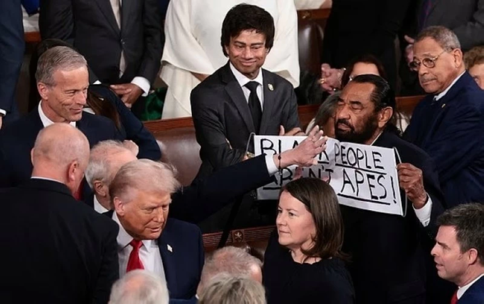 طرد نائب ديمقراطي من خطاب ترمب بسبب لافتة عنصرية