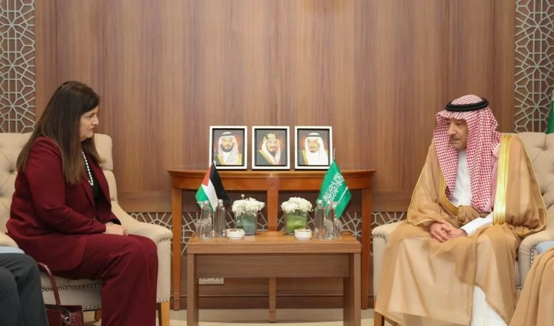 الخريجي يلتقي وزيرة خارجية فلسطين في جدة لبحث أوضاع غزة