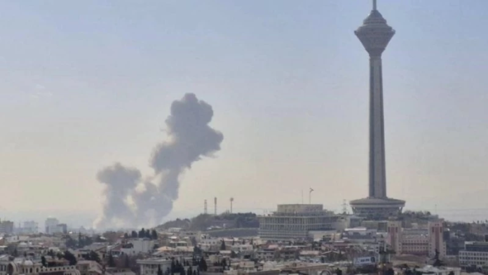 إسرائيل تشن هجوماً وقائياً على إيران: انفجارات طهران وإغلاق الأجواء