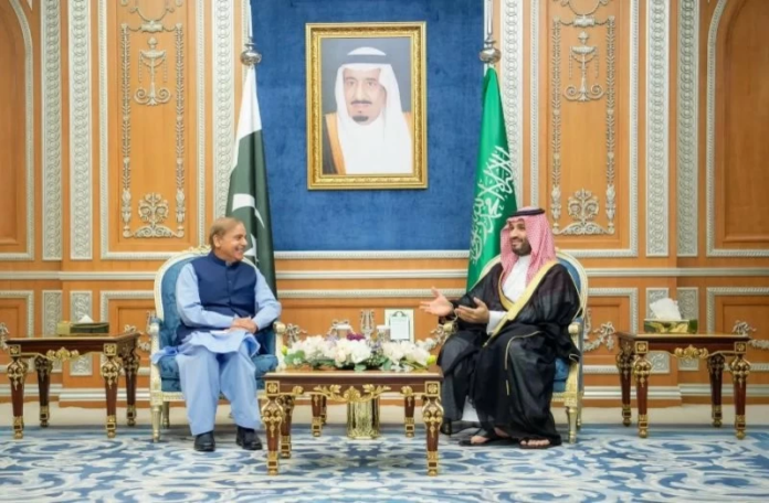 شهباز شريف يؤكد لمحمد بن سلمان تضامن باكستان مع السعودية
