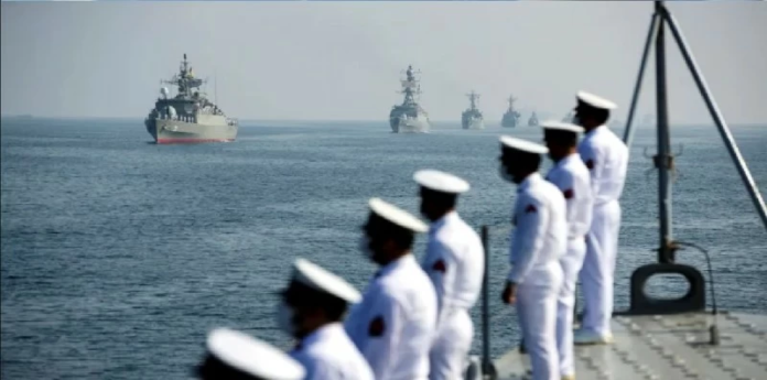 إيران تغلق مضيق هرمز وتتوعد القواعد الأمريكية برد عسكري