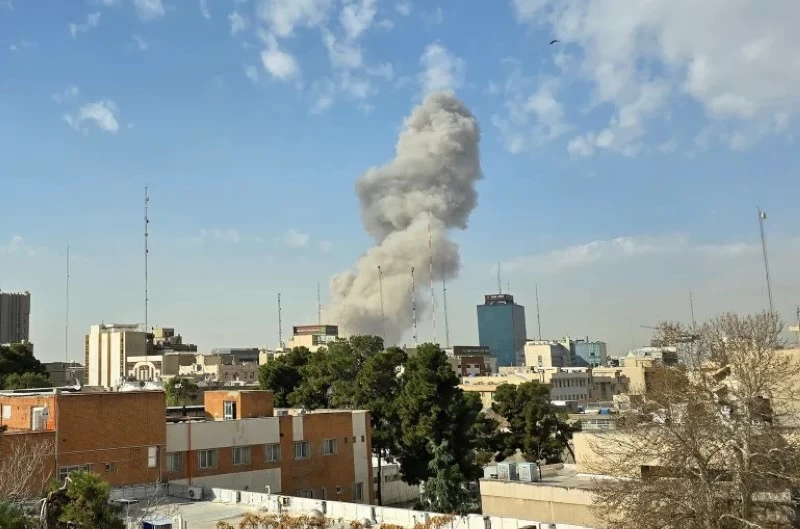 مقتل وزير الدفاع الإيراني وقصف مقر خامنئي في هجوم مشترك