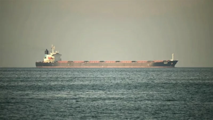 هجوم إيراني على ناقلة نفط بمضيق هرمز: إصابة 4 بحارة وتفاصيل الحادث