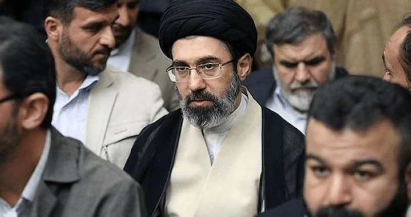 خليفة خامنئي.. هل يحسم مجتبى أم حفيد الخميني منصب المرشد؟