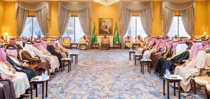 أمير تبوك يستقبل المواطنين ويؤكد على استمرار النهضة التنموية