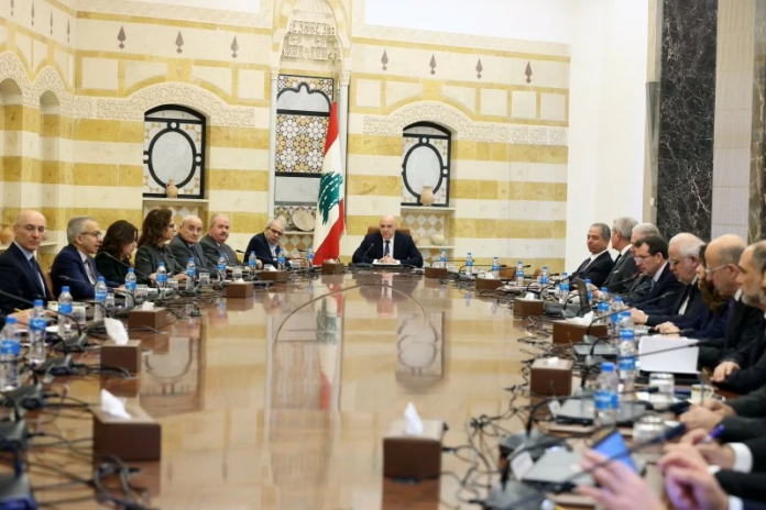 لبنان يحظر أنشطة حزب الله ويحصر قرار الحرب بيد الدولة