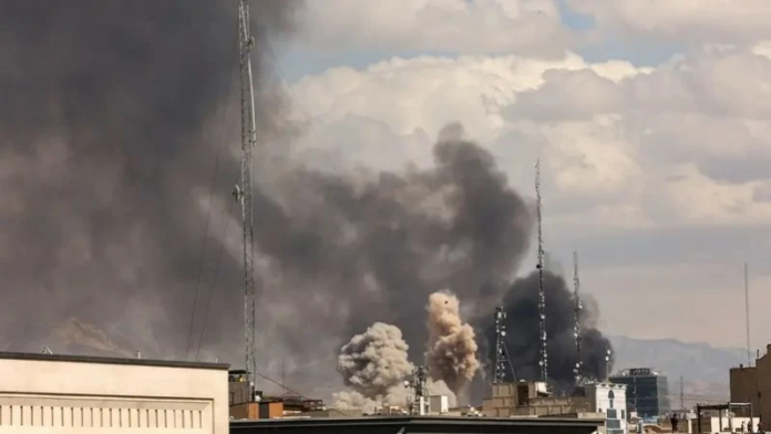 حرب إيران وإسرائيل: غارات على طهران واستهداف مكتب نتنياهو