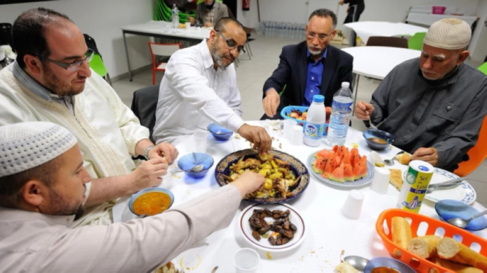 رمضان في فرنسا: طقوس عائلية واقتصاد منتعش