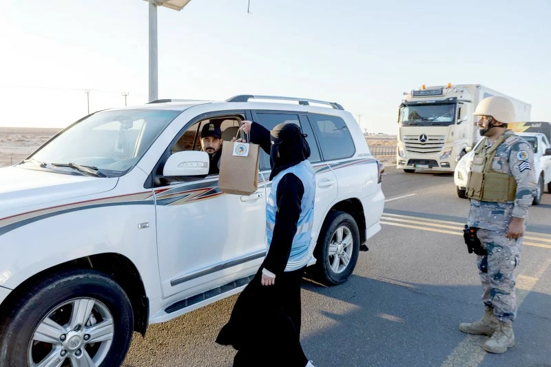 حرس الحدود يوزع الإفطار في منفذ الحديثة
