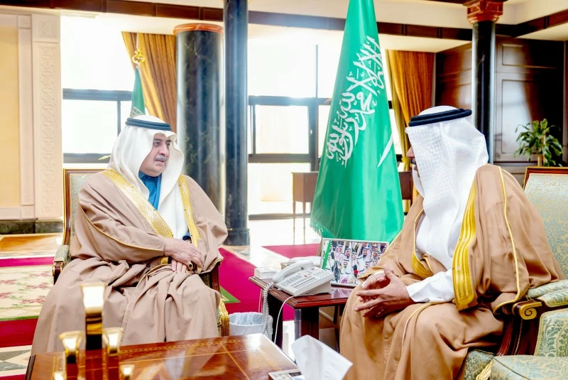 أمير تبوك يستقبل مدير مطار الأمير سلطان بن عبدالعزيز
