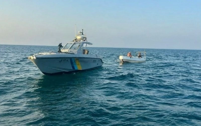 إنقاذ قارب في جازان