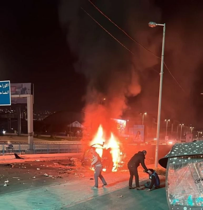 إسرائيل تقصف طريق مطار بيروت وماكرون يحذر حزب الله