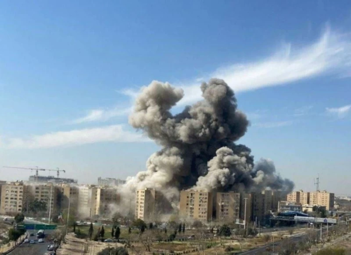 انفجارات طهران وإغلاق مضيق هرمز: تفاصيل التصعيد الإيراني