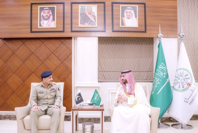 خالد بن سلمان وعاصم منير يبحثان التهديدات الإيرانية وأمن المنطقة