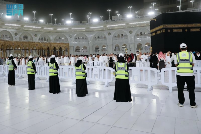 متطوعات الدفاع المدني يخدمن المعتمرين في رمضان