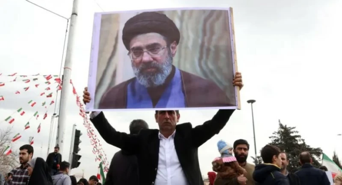 تعيين مجتبى خامنئي مرشداً أعلى لإيران خلفاً لوالده