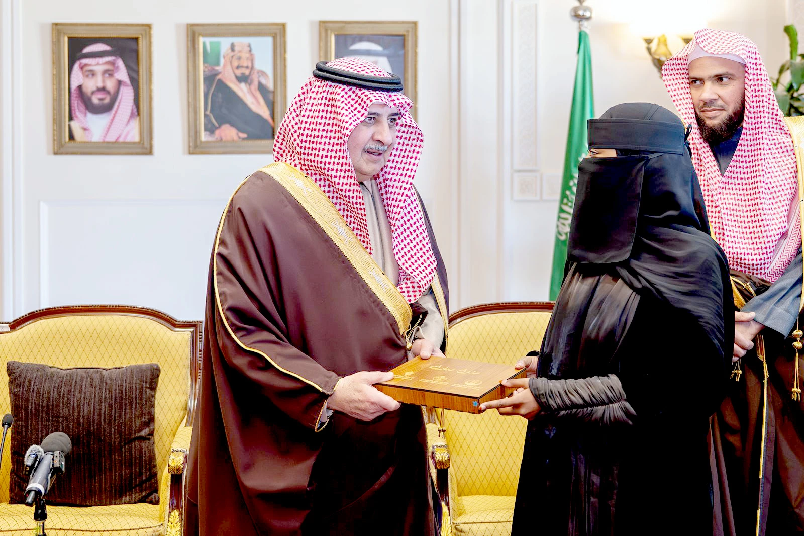 أمير تبوك يسلم وثائق تملك الوحدات السكنية