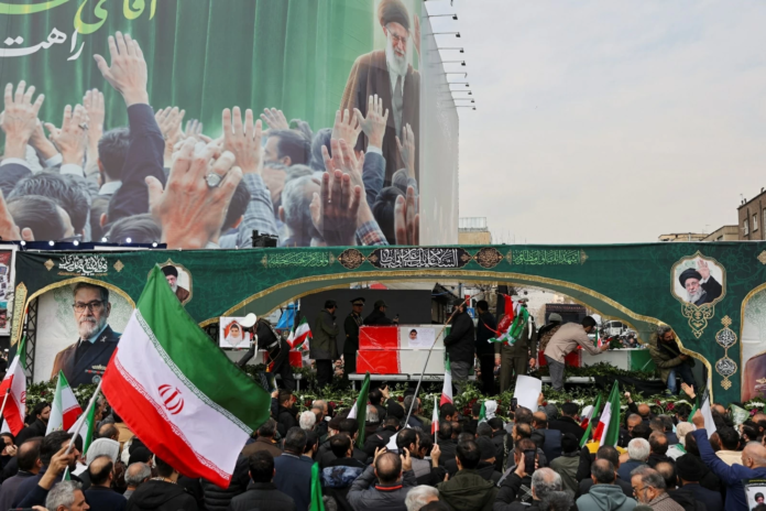 إيران تشيع قادة عسكريين قتلوا بهجوم أمريكي إسرائيلي