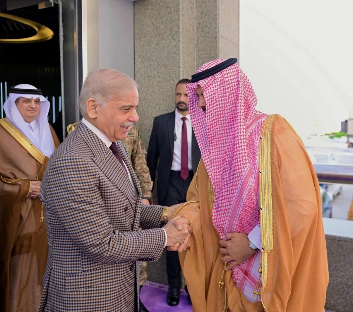 وصول رئيس وزراء باكستان إلى جدة