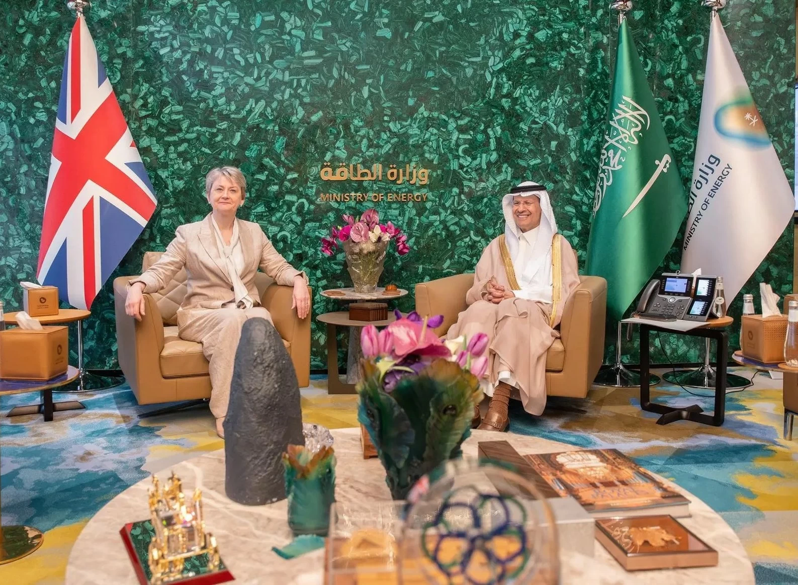 لقاء وزير الطاقة السعودي مع وزيرة الخارجية البريطانية