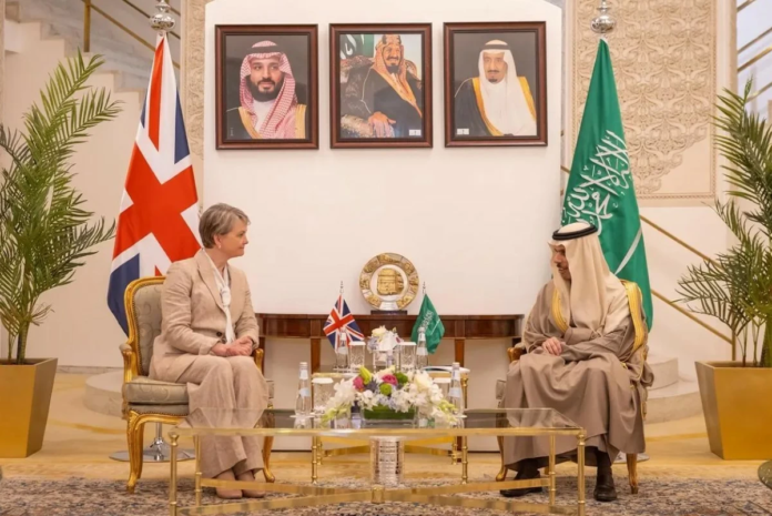 وزير الخارجية السعودي يستقبل نظيرته البريطانية بالرياض