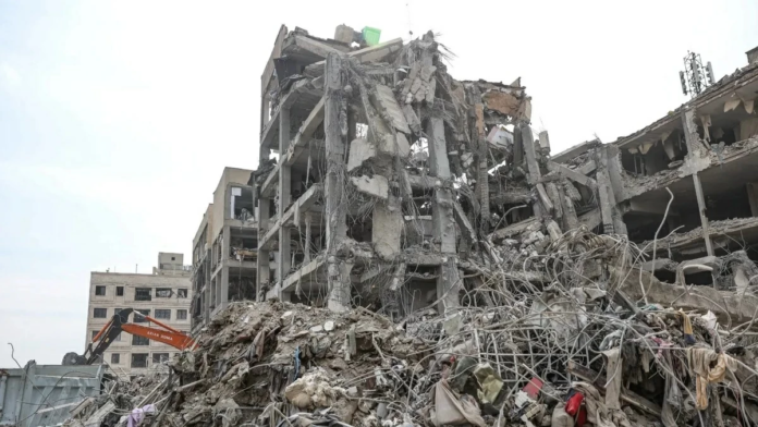 ترمب: إيران على وشك الاستسلام وتصاعد التوتر في مضيق هرمز