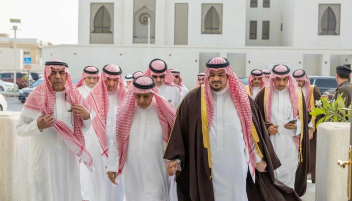 نائب أمير الرياض يؤدي صلاة الميت على رجل الأعمال حمد الجميح