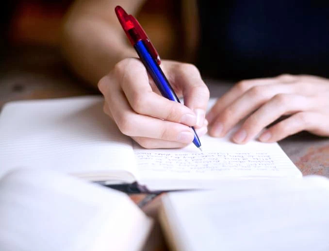 فوائد كتابة الملاحظات: دليلك الشامل لتحسين الذاكرة