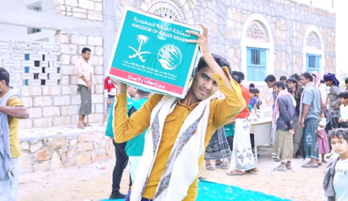 مركز الملك سلمان للإغاثة يوزع سلالاً غذائية في حضرموت