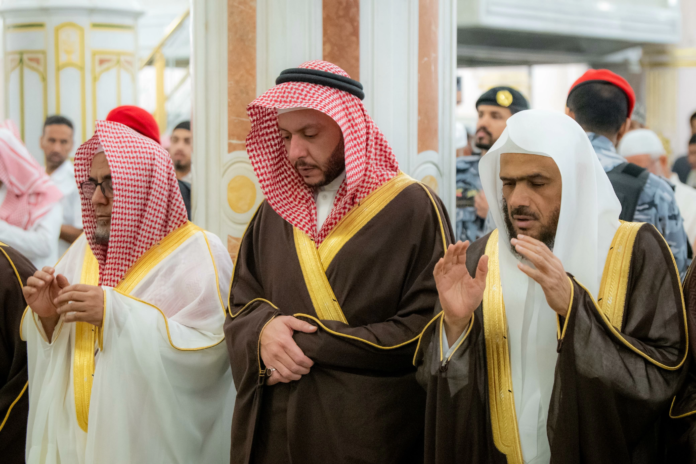 زيارة الأمير سعود بن نهار للمسجد النبوي ولقاء أئمة الحرم