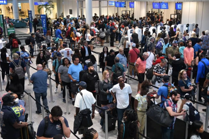 تداعيات أزمة التمويل: هل نشهد إغلاق المطارات الأمريكية؟