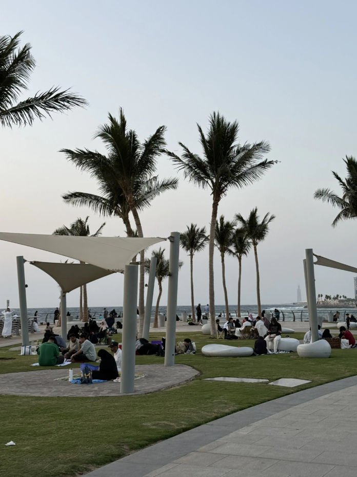 الإفطار على كورنيش جدة: عادة رمضانية أصيلة لا تتغير