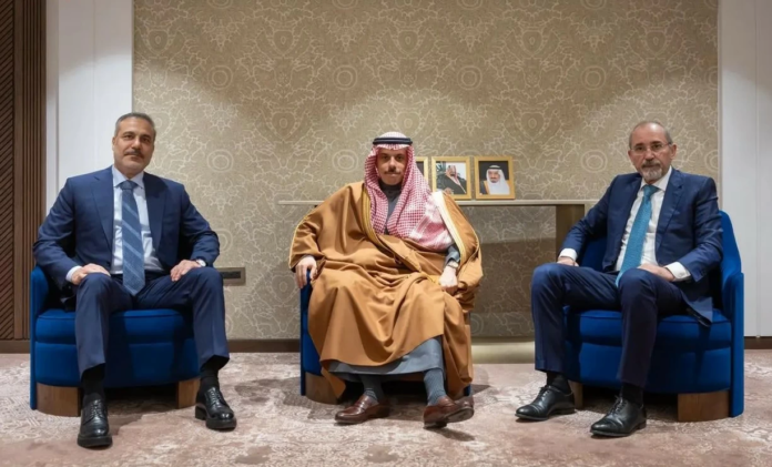وزير الخارجية السعودي يلتقي نظيريه الأردني والتركي بالرياض