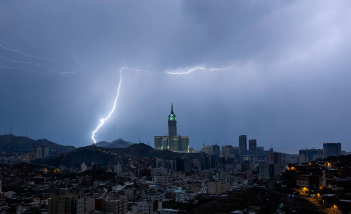 إنذار أحمر: هطول أمطار غزيرة على العاصمة المقدسة اليوم