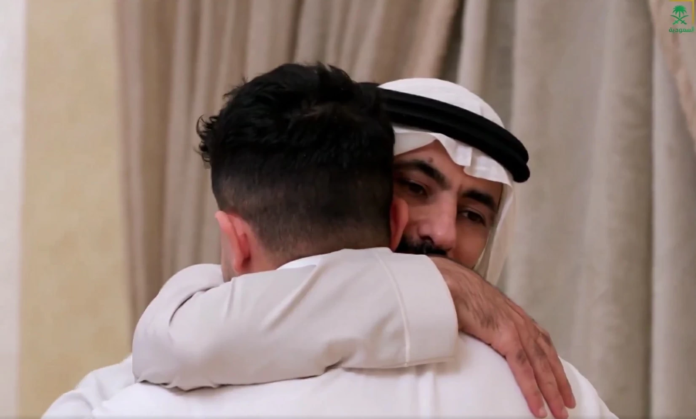 حسين عبدالغني يرد الجميل بـ 100 ألف ريال في موقف إنساني