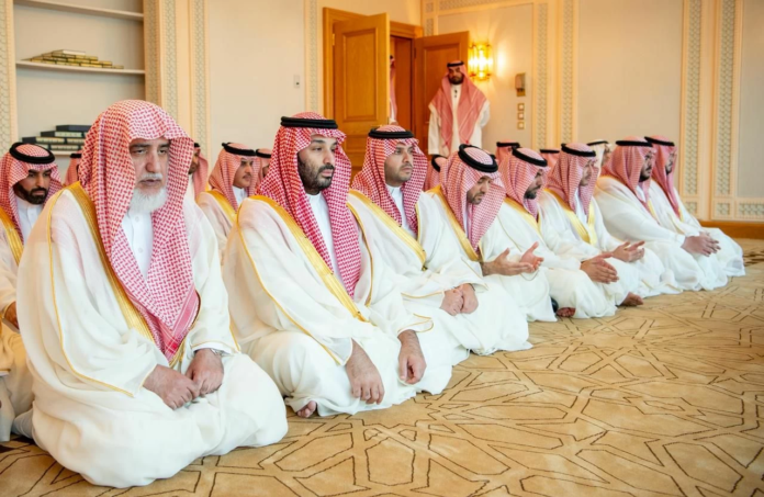 ولي العهد يؤدي صلاة عيد الفطر في المسجد الحرام بمكة