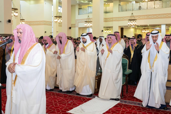 أمير المنطقة يؤدي صلاة عيد الفطر في تبوك وسط أجواء إيمانية