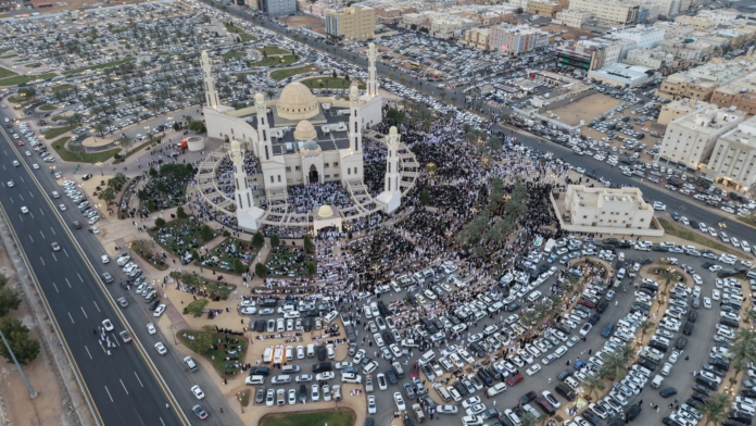 صلاة العيد في جامع الوالدين في تبوك: 15 ألف مصلٍ