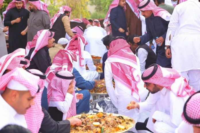 ولائم العيد في حائل: مائدة تجمع الحي وتعزز التلاحم