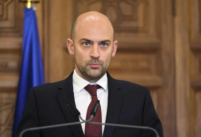 وزير الخارجية الفرنسي يطالب إيران بتنازلات كبرى