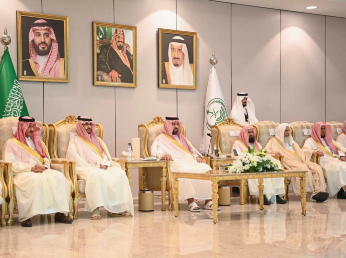 أمير جازان يستقبل المهنئين بعيد الفطر ويعايد العلماء