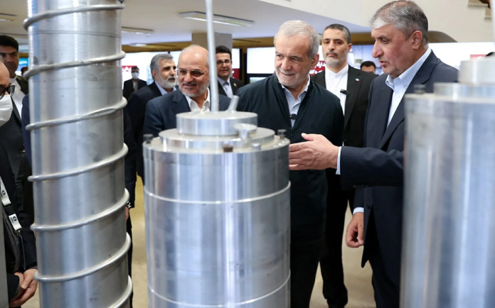 خطط ترمب للسيطرة على المواد النووية الإيرانية وتأثيرها