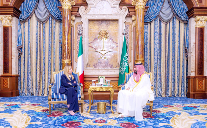 ولي العهد يناقش التوترات الإقليمية والتعاون الرياضي