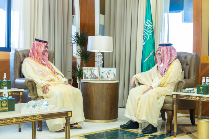 أمير الشرقية يستقبل وفد جائزة الأميرة صيتة بنت عبدالعزيز