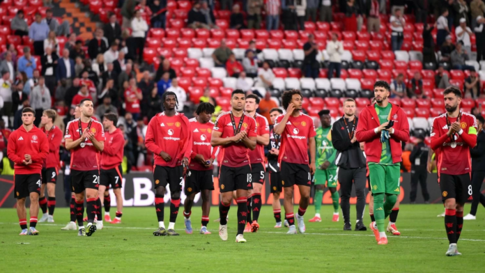 8 لاعبين على أعتاب مغادرة مانشستر يونايتد