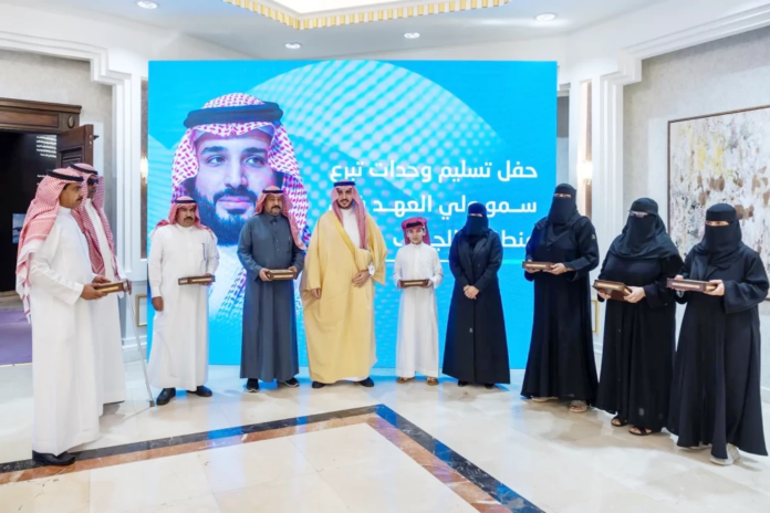 أمير الجوف يسلم مساكن ضمن تبرع ولي العهد بمليار ريال